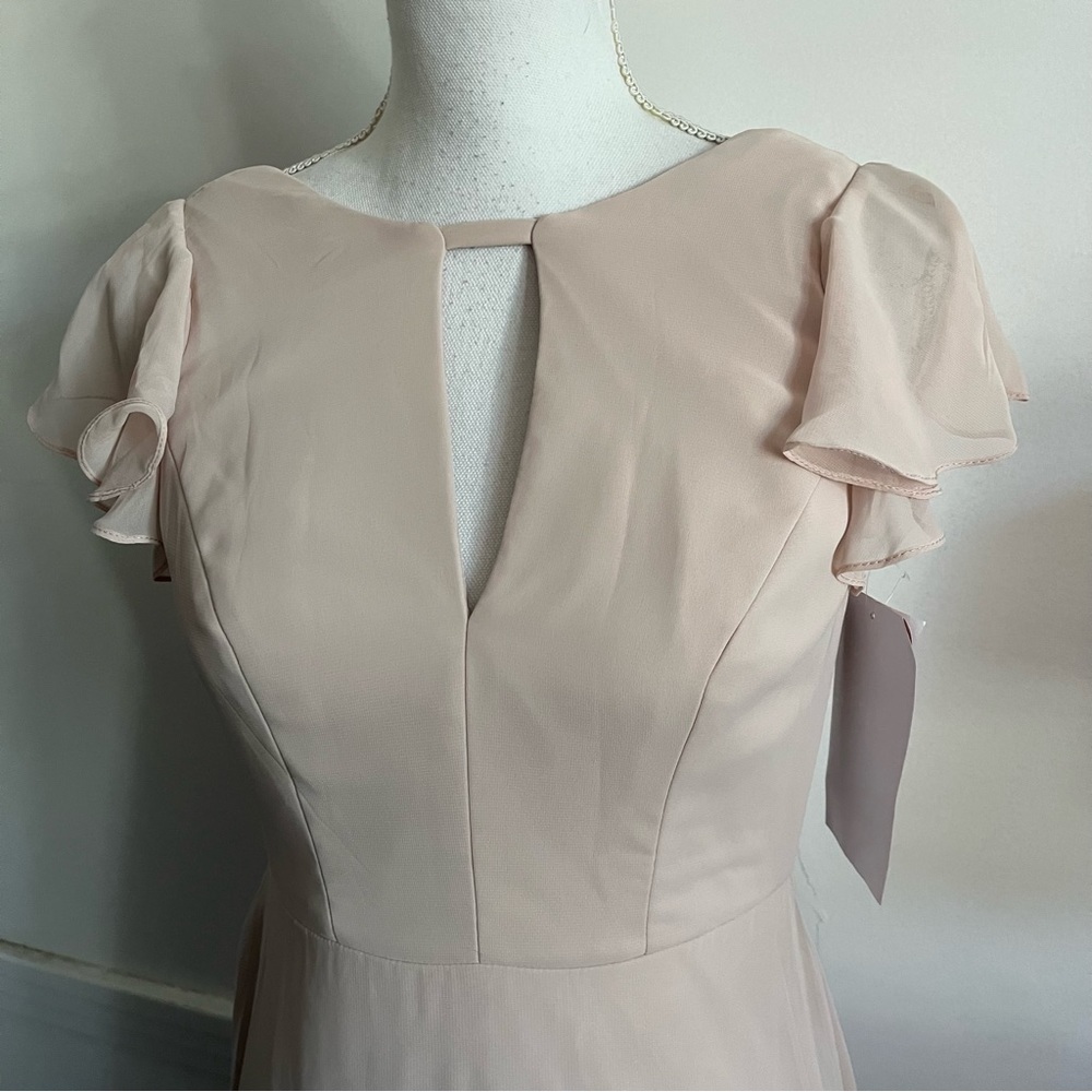 Thread by Dessy • NWT FLUTTER SLEEVE V-KEYHOLE CHIFFON MAXI DRESS IN CAMEO Pink - Picture 4 of 9